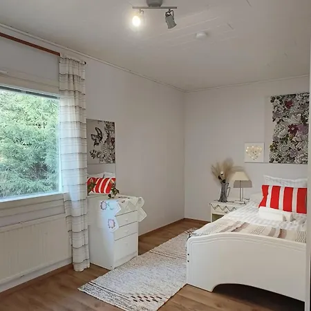 Lumi & Luonto - Private In A 100 Sqm 3-br House With Shared Common Areas Homestay Oulu