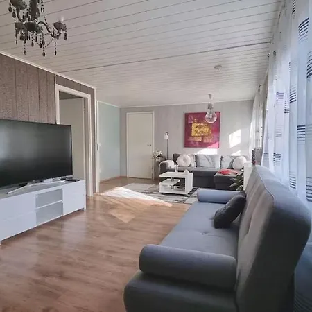 Lumi & Luonto - Private In A 100 Sqm 3-br House With Shared Common Areas Alloggio in famiglia Oulu