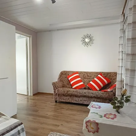 Lumi & Luonto - Private In A 100 Sqm 3-br House With Shared Common Areas Alloggio in famiglia Oulu